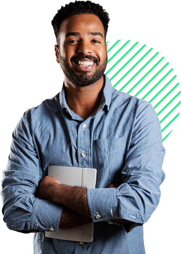 Homem sorrindo segurando tablet